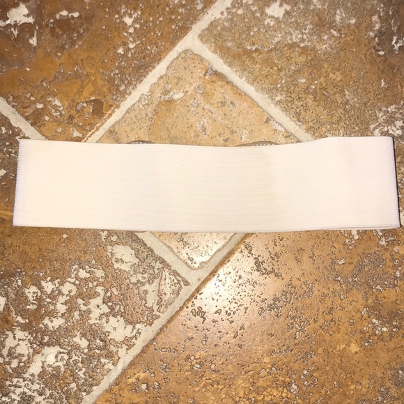 Cream elastic belt with leather front closure - Picture 3 of 5